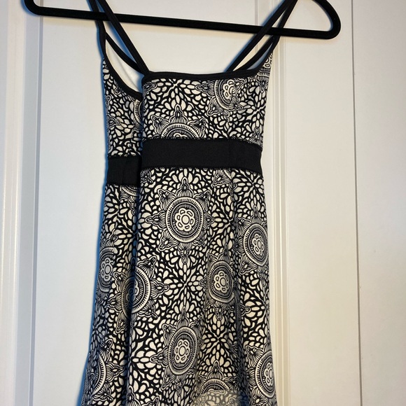 Athletisure top with built in shelf bra - Picture 5 of 5